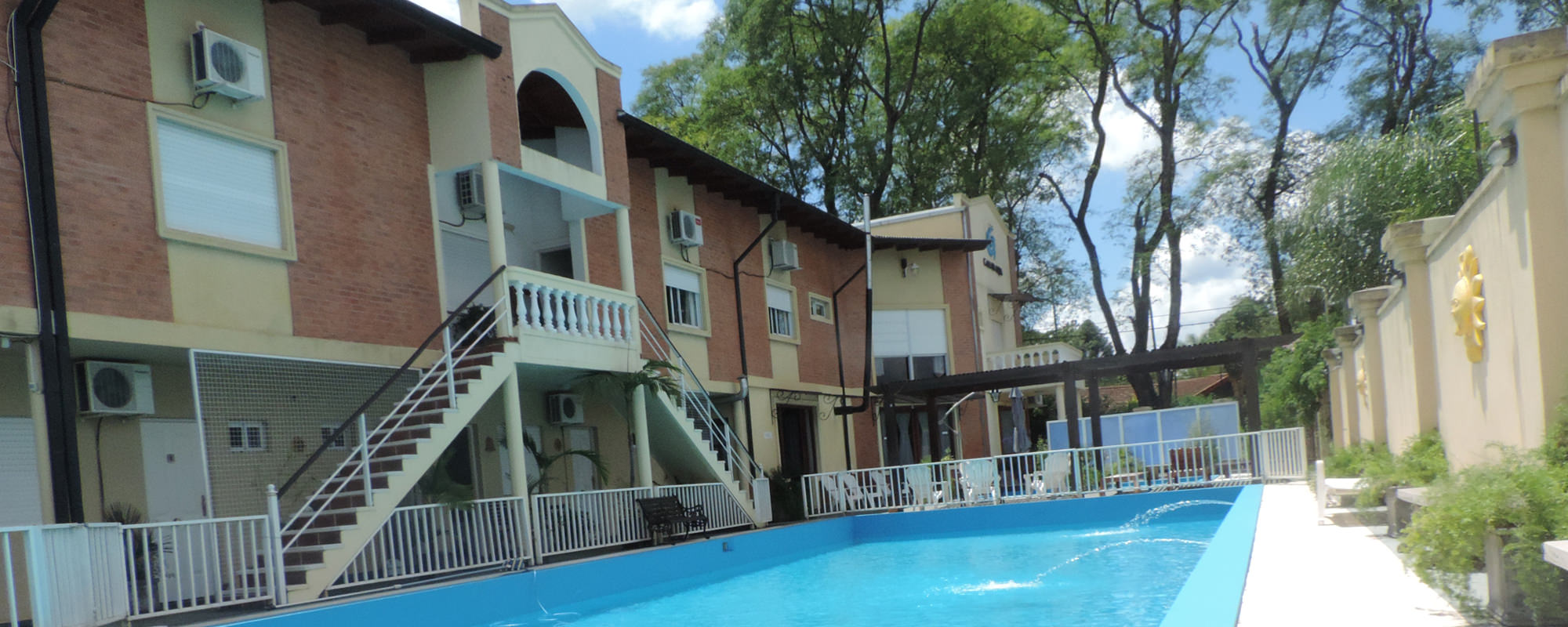 Comedor junto a una ventana con vista al parque